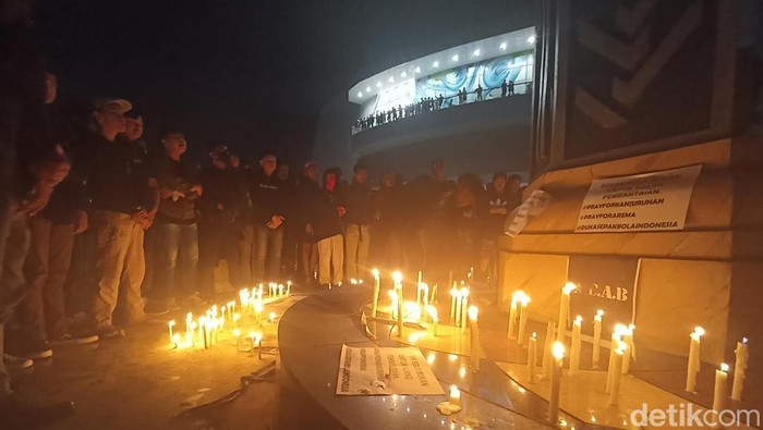 Aksi menyalakan lilin di Cianjur.