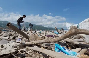 Pemuda Loji Sukabumi Olah Sampah di Pesisir Pantai Jadi Cuan!