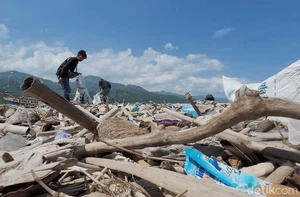 Pemuda Loji Sukabumi Olah Sampah di Pesisir Pantai Jadi Cuan!