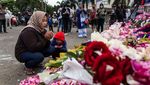 Aksi Warga Tabur Bunga di Patung Singa Kanjuruhan