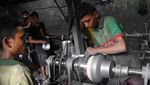 Banting Tulang Anak-anak Bangladesh di Pabrik Aluminium