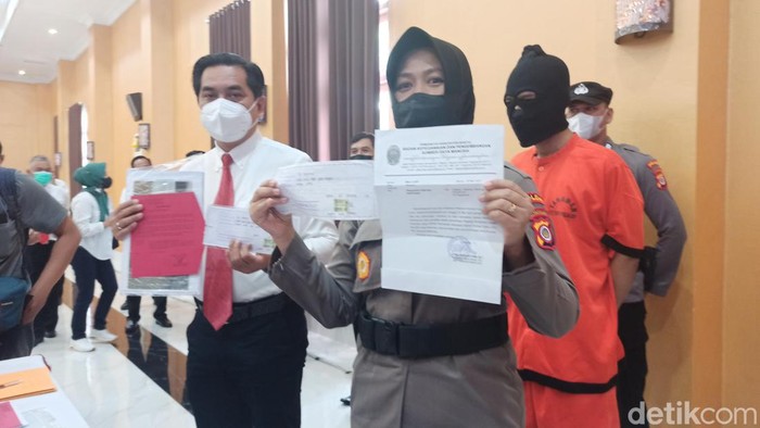Seorang oknum anggota DPRD Kabupaten Bantul berinisial ESJ (37) ditangkap polisi terkait kasus penipuan dan penggelapan.