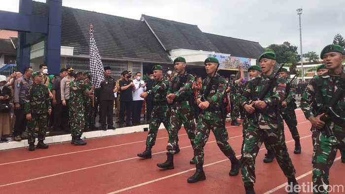 Anggota TNI AD saat napak tilas peristiwa Bojongkokosan.
