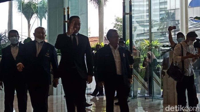 Anies Baswedan ke NasDem Tower jelang deklarasi capres NasDem (Eva Safitri/detikcom). Anies Baswedan ke NasDem Tower jelang deklarasi capres NasDem (Eva Safitri/detikcom).
