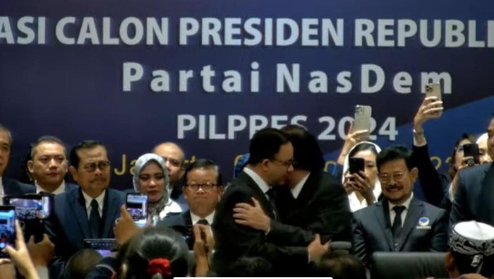 Anies Baswedan peluk Surya Paloh (dok. NasDem Tv) Anies Baswedan peluk Surya Paloh (dok. NasDem Tv)