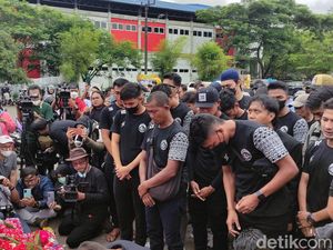 Remuk Redam Hati Skuad Arema FC Menginjak Kembali Rumput Stadion Kanjuruhan
