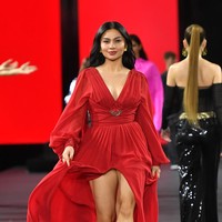 Dengan latar Menara Eiffel, Ariel Tatum menebar pesonanya dalam balutan gaun merah dengan belahan dada rendah. (Foto: WireImage/Dominique Charriau)