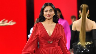 Cantiknya Ariel Tatum saat Bergaun Merah di Paris Fashion Week