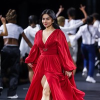 Gaun lengan panjang bergaya bohemian tersebut hadir dengan belahan tinggi pada bagian rok sehingga mengekspos kakinya. (Foto: Getty Images/Arnold Jerocki)