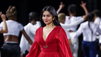 Ariel Tatum tampil bergaun merah di Paris Fashion Week 2022. Foto: Getty Images/Arnold Jerocki