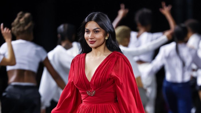 PARIS, FRANCE - OCTOBER 02: (EDITORIAL USE ONLY - For Non-Editorial use please seek approval from Fashion House) Ariel Tatum walks the runway during the 