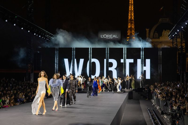Ariel Tatum di Paris Fashion Week PARIS, FRANCE - OCTOBER 02: (EDITORIAL USE ONLY - For Non-Editorial use please seek approval from Fashion House) Models walks the runway during the