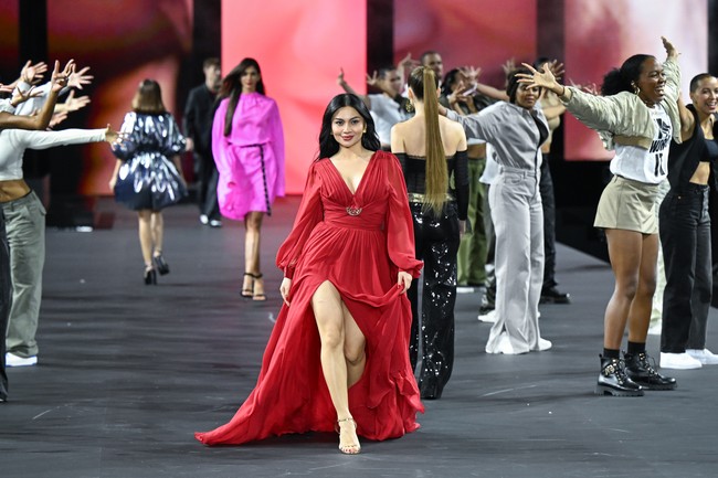 Peragaan Le Defile LOreal Paris, Minggu (2/10/2022), menyuguhkan aksi catwalk para selebriti dari seluruh dunia. Perwakilan Indonesia pun tak absen dengan penampilan aktris Ariel Tatum. (Foto: Corbis via Getty Images/Stephane Cardinale)