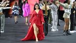 Lenggak-lenggok Ariel Tatum Bergaun Merah di Paris Fashion Week