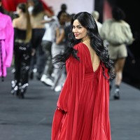 Selain Ariel Tatum, tampil pula Tamara Dai. Melansir dari situs resmi LOreal Paris, Le Defile sendiri merupakan inisiasi dari perusahaan tersebut yang memadukan fashion dan kecantikan. Melalui akun Instagram masing-masing, Ariel Tatum dan Tamara Dai juga terlihat membuat unggahan terkait keduanya yang terpilih sebagai perwakilan pertama RI di perhelatan tersebut. (Foto: Corbis via Getty Images/Stephane Cardinale)