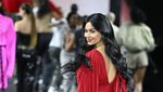 Lenggak-lenggok Ariel Tatum Bergaun Merah di Paris Fashion Week