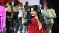Ariel Tatum terlihat anggun di runway Le Defile Walk Your Worth. (Foto: Corbis via Getty Images/Stephane Cardinale)