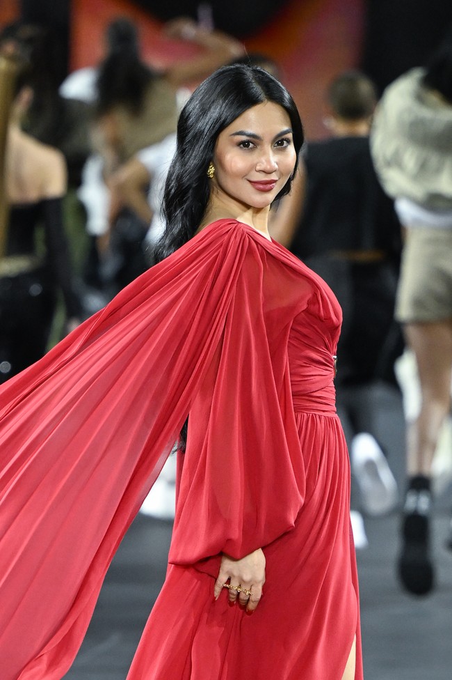 Kesan anggun semakin terasa dengan dekorasi yang menyerupai sayap, menjuntai dari bahunya. (Foto: Corbis via Getty Images/Stephane Cardinale)