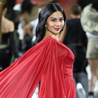 Kesan anggun semakin terasa dengan dekorasi yang menyerupai sayap, menjuntai dari bahunya. (Foto: Corbis via Getty Images/Stephane Cardinale)