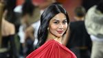 Lenggak-lenggok Ariel Tatum Bergaun Merah di Paris Fashion Week