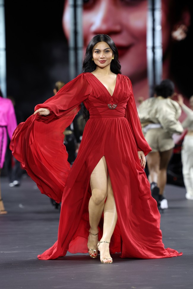 Ekor gaun yang panjang melambai-lambai saat perempuan 25 tahun ini berlenggang di catwalk sehingga menonjolkan aura elegannya. (Foto: Getty Images/Pascal Le Segretain)