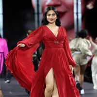 Ekor gaun yang panjang melambai-lambai saat perempuan 25 tahun ini berlenggang di catwalk sehingga menonjolkan aura elegannya. (Foto: Getty Images/Pascal Le Segretain)