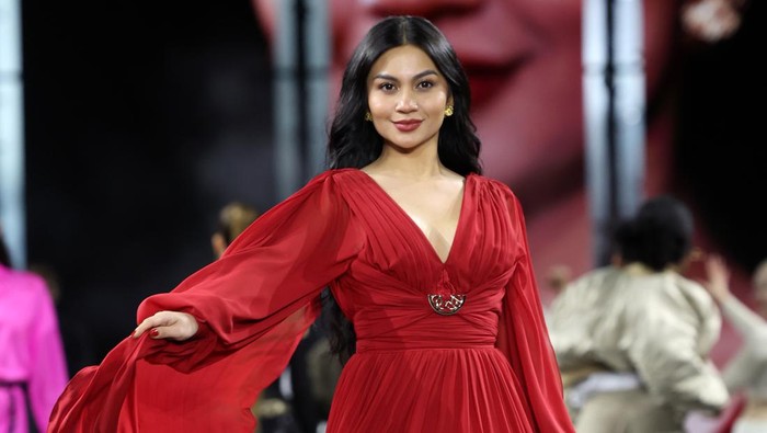 PARIS, FRANCE - OCTOBER 02: (EDITORIAL USE ONLY - For Non-Editorial use please seek approval from Fashion House) Ariel Tatum walks the runway during the 