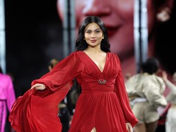 7 Pesona Ariel Tatum di Catwalk Paris Fashion Week, Jalan Bareng Seleb Dunia