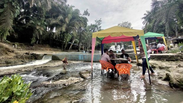 Cafe tenda diatas aliran air terjun pantai padas di Asahan. Foto: Perdana Ramadhan/detikSumut