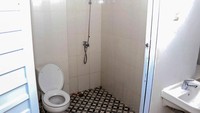 Kondisi toilet di Rumah Susun ASN BPKP Kupang. Kepala Balai Pelaksanaan Penyediaan Perumahan Nusa Tenggara II Yublina mengatakan, Rusun ASN BPKP Kupang tersebut dibangun pada tahun 2021 oleh kontraktor pelaksana PT Karuniaga Intisemesta dan Manajemen Konsultan PT Buana Rekayasa Adhigana.