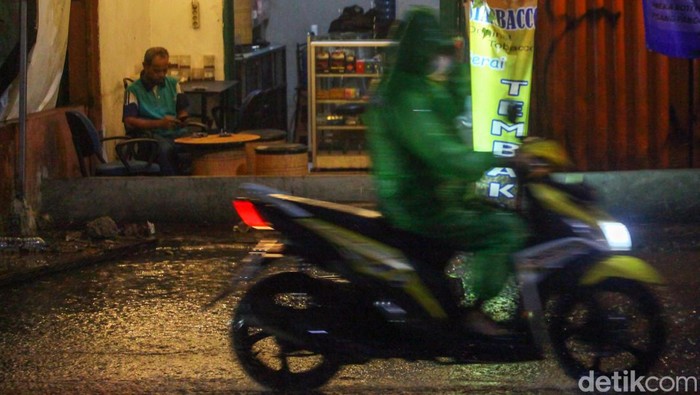 Pengendara melintas di samping proyek got di Pamulang, Tangerang Selatan. Proyek got di Pamulang, Tangsel ini sudah sekitar 2 minggu terbengkalai. Saat hujan, membuat got tergenang dan membahayakan pengguna jalan.