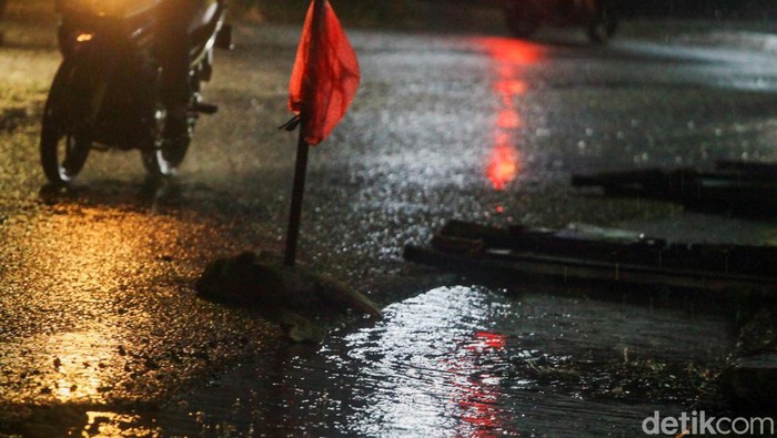 Proyek got di Pamulang, Tangsel ini sudah sekitar 2 minggu terbengkalai. Saat hujan, membuat got tergenang dan membahayakan pengguna jalan.