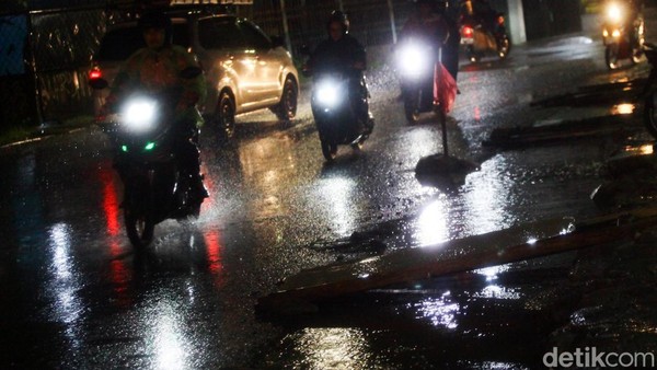 Awas Kecebur! Ada Proyek Got Mangkrak yang Tergenang di Pamulang