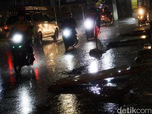 Awas Kecebur! Ada Proyek Got Mangkrak yang Tergenang di Pamulang