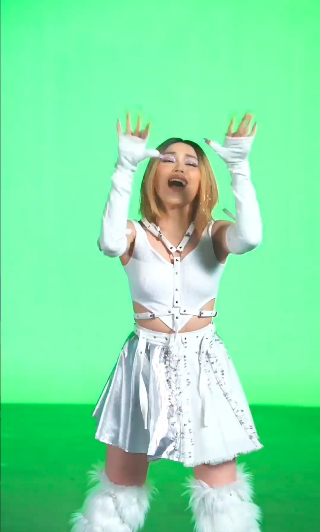 Unggahan itu dimaksudkan untuk mengajak para netizen mengikuti kompetisi menari yang diadakannya. Namun rupanya tak sedikit yang menilai jika gaya Ayu tidak cocok dengan lagu yang digunakannya untuk menari. Foto: Instagram/@ayutingting92