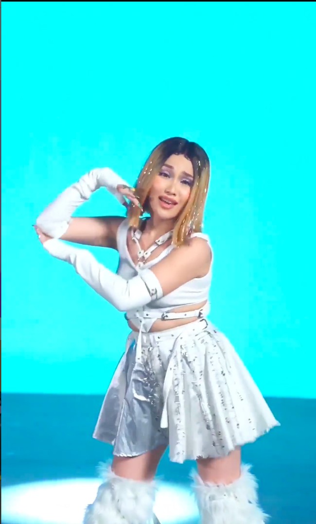 Pedangdut itu menggunakan lagunya yang baru dirilis yang bertajuk Sakit Tanpa Luka. Dengan semangat ia pun menari dengan gaya ala KPop. Foto: Instagram/@ayutingting92