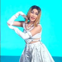 Pedangdut itu menggunakan lagunya yang baru dirilis yang bertajuk Sakit Tanpa Luka. Dengan semangat ia pun menari dengan gaya ala KPop. Foto: Instagram/@ayutingting92