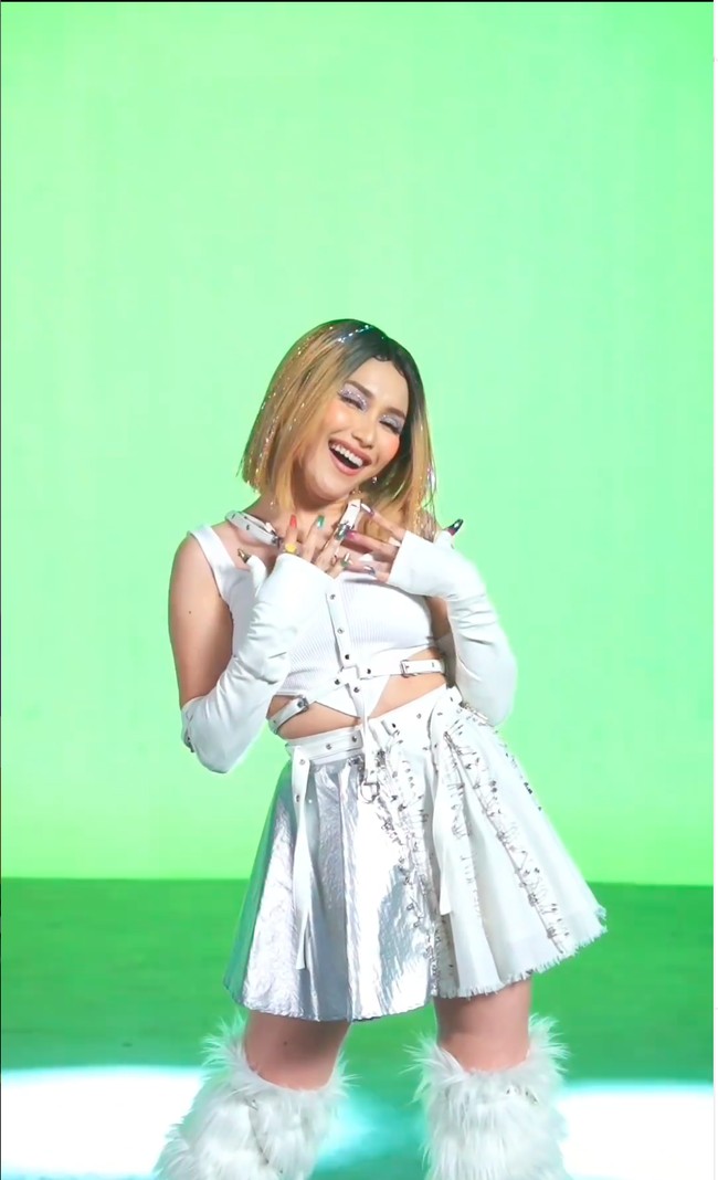 Beberapa menyebut gayanya itu jadi terlihat aneh karena seperti terlalu memaksakan. Lagunua nggak cocok ama dance dn costum nya, komentar salah seorang netizen. Keliatan aneh bukan cantik, komentar lainnya. Foto: Instagram/@ayutingting92