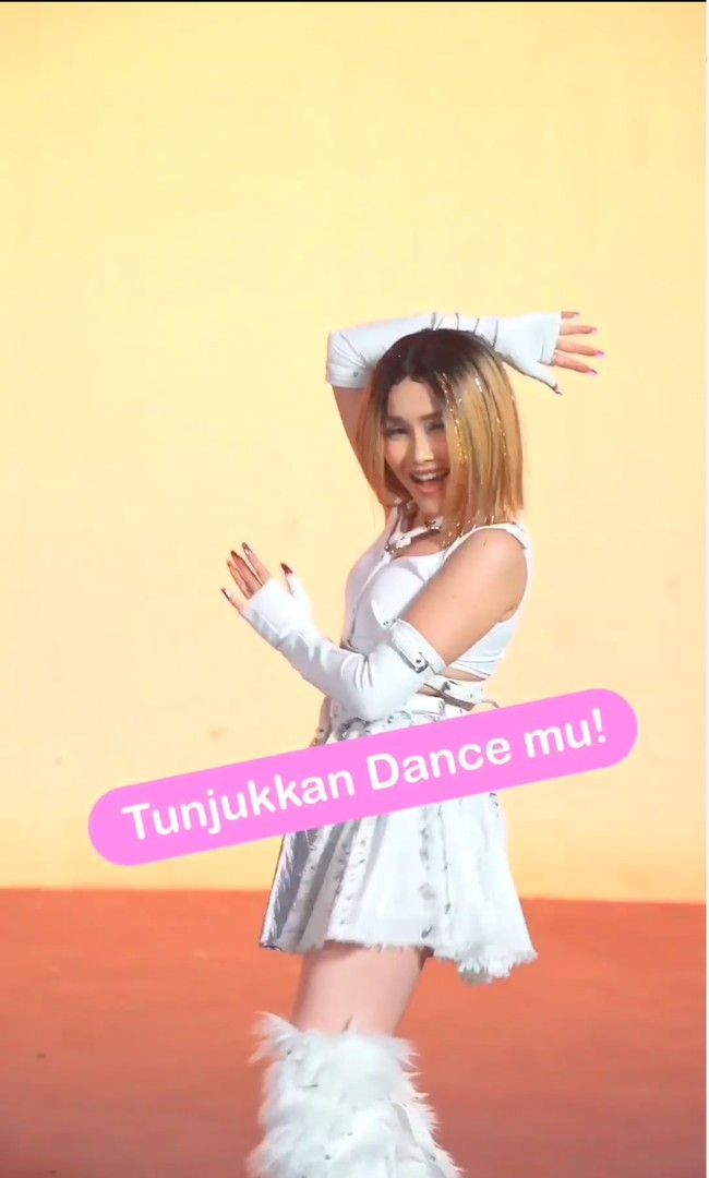 Ayu sendiri belakangan memang kerap tampil dengan gaya ala Korea. Biasanya penampilan Ayu dengan gaya ala Korea banyak dipuji netizen, namun tampaknya tidak demikian dengan yang satu ini. Foto: Instagram/@ayutingting92