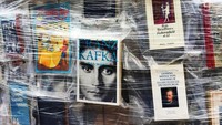 Salah satu buku populer karangan Dan Brown The Da Vinci Code juga turut dipajang di salah satu sudutnya.