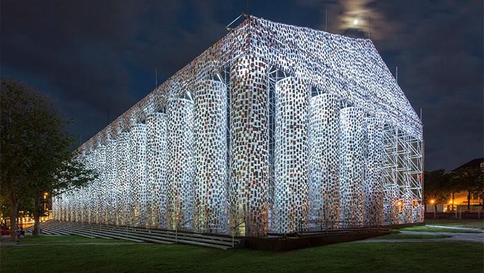 Bangunan di Yunani Dibuat dari 100.000 Buku Terlarang Seorang seniman asal Argentina bernama Marta Minujin, membuat replika monumen Pathenon Yunani dengan menggunakan 100.000 buku terlarang.