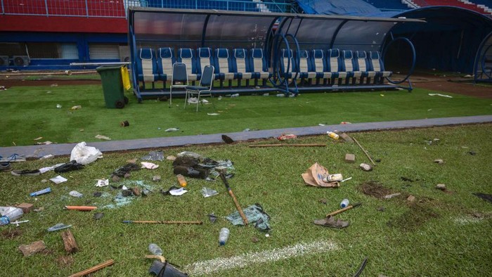 Begini Kondisi Stadion Kanjuruhan Saat Ini, Penuh Sampah-Sepatu Korban Pinggir lapangan Stadion tersebut dipenuhi oleh sampah seperti kayu, kaca, batu, dan plastik.