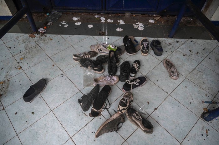Sepatu-sepatu yang dipakai korban saat terjadinya kerusuhan, terlihat di Stadion Kanjuruhan.