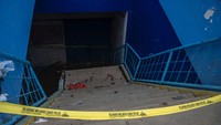 Pintu di tribun 12 Stadion Kanjuruhan terlihat dipasang garis polisi.