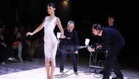 Para teknisi kemudian mulai menyemprot cairan khusus pada tubuh sang model. (Foto: Getty Images/Pierre Suu)