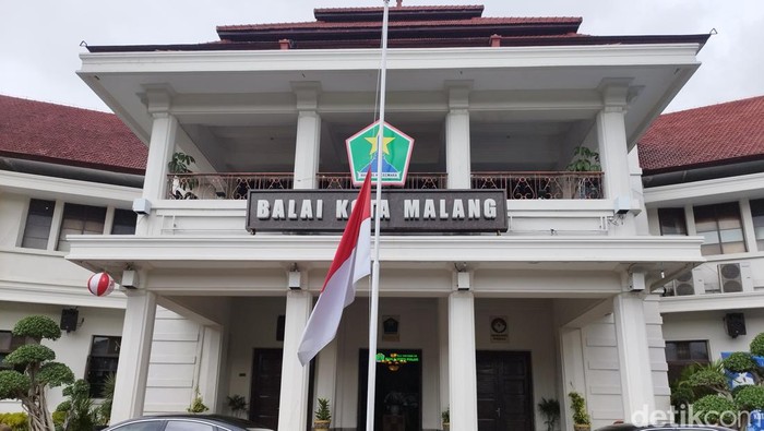 Bendera setengah tiang di Balai Kota Malang