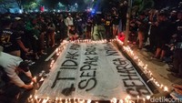 Bonek dalam aksi solidaritas untuk korban Tragedi Kanjuruhan/Foto: Praditya Fauzi Rahman/detikJatim