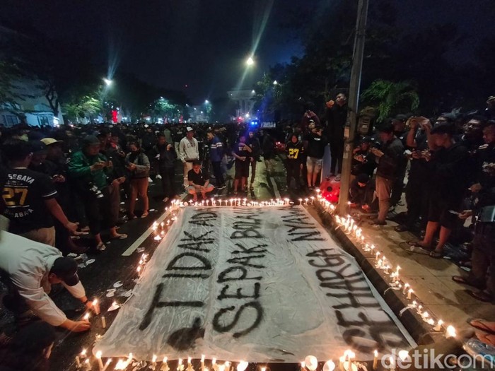 Ribuan suporter Persebaya atau Bonek menggelar aksi solidaritas untuk korban Tragedi Kanjuruhan. Lautan lilin menyala di Jalan Pahlawan Surabaya, Senin (3/10/2022).