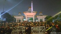 Bonek dalam aksi solidaritas untuk korban Tragedi Kanjuruhan/Foto: Praditya Fauzi Rahman/detikJatim