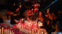 Bonek menata lilin/Foto: Praditya Fauzi Rahman/detikJatim